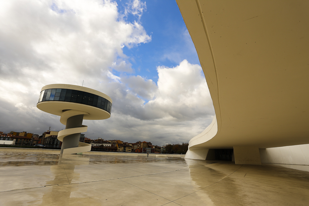 Centro Niemeyer. Vista de la posición de la Torre en la Plaza. Detrás, Avilés.