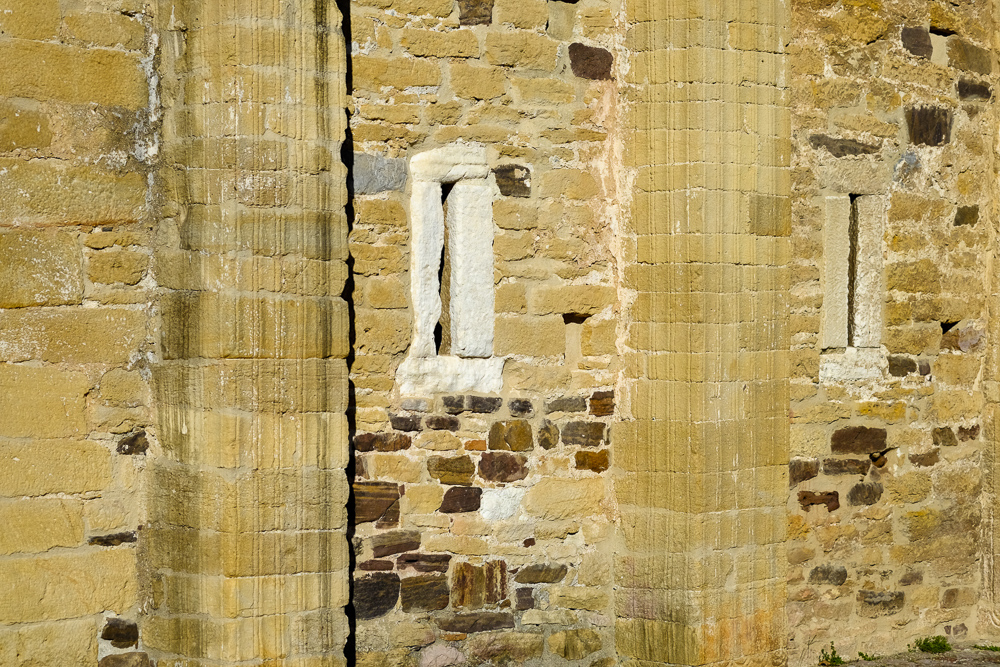 Texturas increíbles formadas por muros y contrafuertes en San Miguel de Lillo.