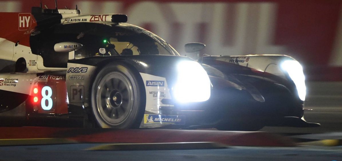 El Toyota Hybrid #8 en la noche de Le Mans.